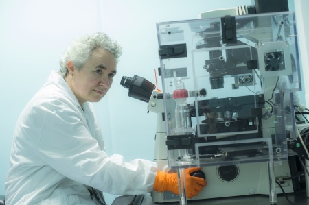ana-grabowska-looking-at-cancer-cells